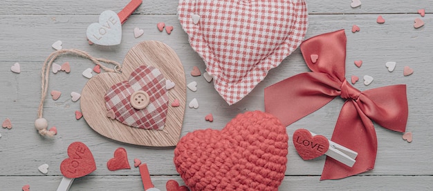 Styling eines Filmfotos mit gedämpften Halbtönen. Konzept für den Valentinstag. Hintergrund mit den Attributen der Feier des Valentinstags. dominierende rote Farbe. Studioaufnahme, Ansicht von oben.