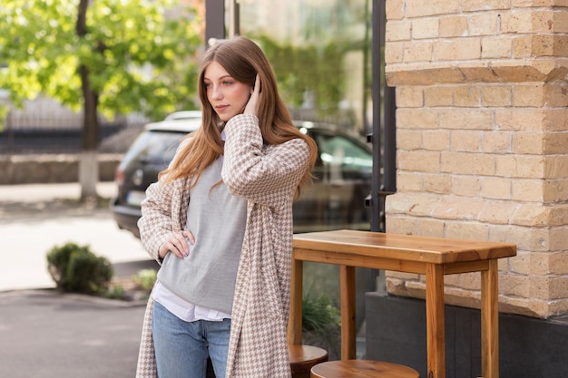 Stylische Bloggerin in der Stadt schaut weg