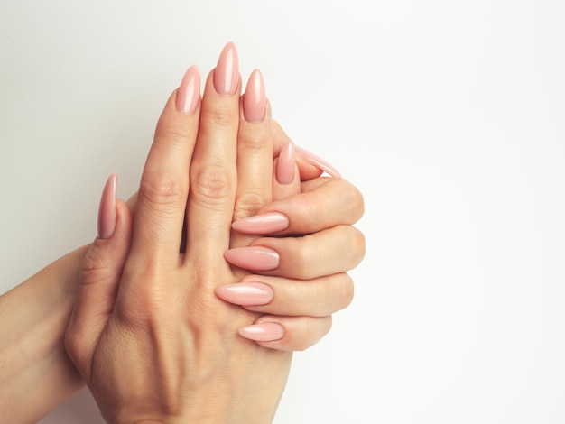 Foto stylische, trendige nägel, junge frau mit rosa maniküre auf weißem hintergrund