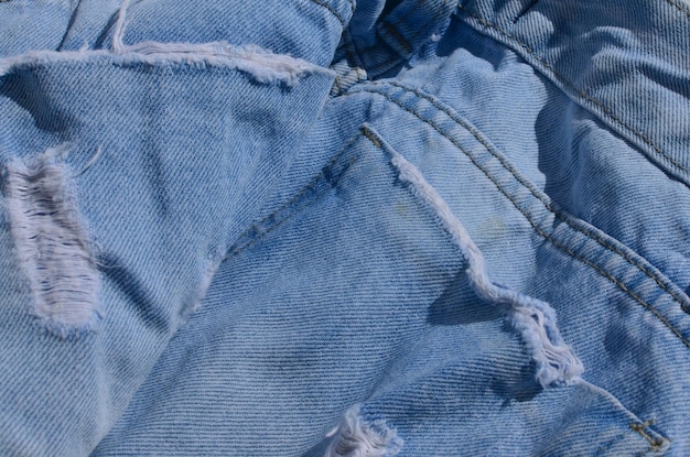 Stylische zerrissene Details auf Jeans, die zeitgenössische Mode und Stil ausdrücken Perfekt für die Schaffung von strippeddown-Looks voller Einstellung