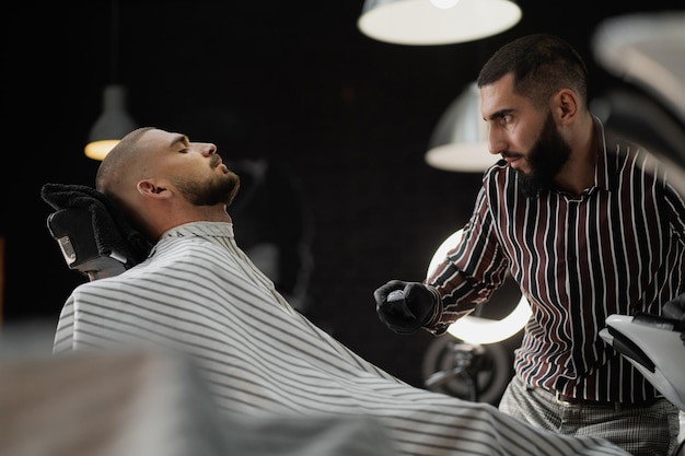 Stylischer Herren-Bartbesatz beim Barbershop kurze trendige Haare braune Haare