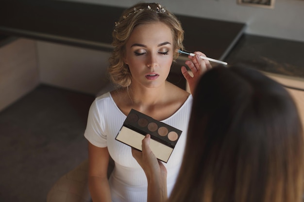 Stylist macht Make-up Braut am Hochzeitstag