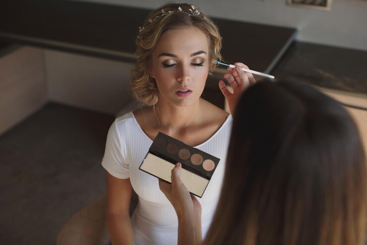 Foto stylist macht make-up braut am hochzeitstag