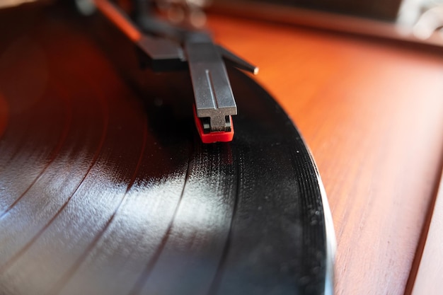 Stylus tocando disco ou LP em um toca-discos de música