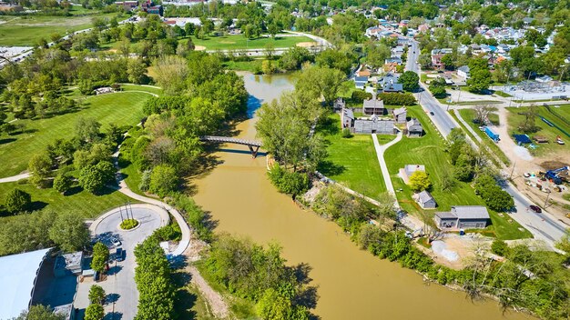 Stys River perto do antigo forte em Fort Wayne Headwaters Park aerial com construção e casas