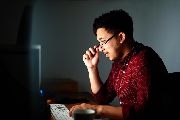 Su arduo trabajo valdrá la pena Toma de un joven diseñador trabajando en su computadora a altas horas de la noche