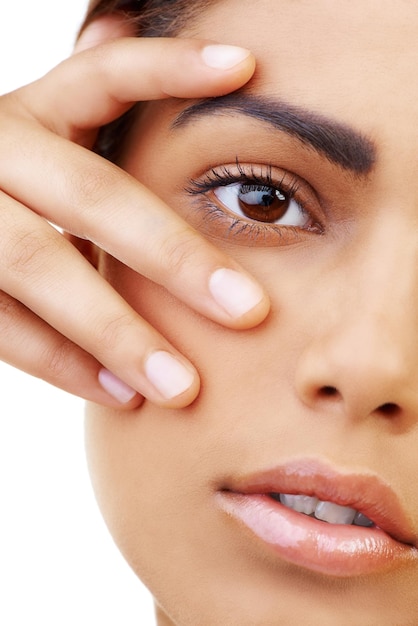 Su belleza natural es cautivadora Una hermosa joven aislada en blanco