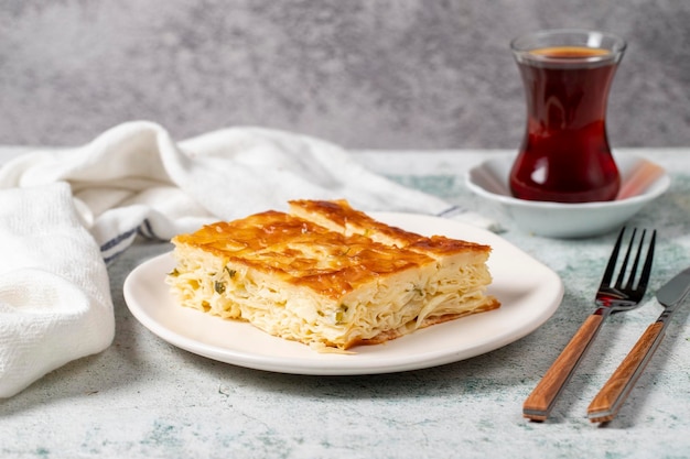 Su Boregi turco o Tabla borek con queso Patty turco en fondo de piedra En primer plano