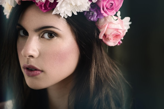 Su corazón es un jardín secreto. Retrato de una bella mujer joven con una corona de flores en la cabeza.