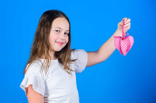 Su corazón lleno de amor Niña sosteniendo un corazón textil Niño pequeño mostrando un regalo en forma de corazón Regalo hecho a mano para San Valentín o el día de la madre Decoración del corazón para la celebración navideña