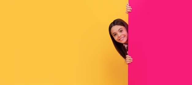 Su diseño de marketing niña adolescente sonriente con anuncio banner niño hacer anuncio Cara de niño