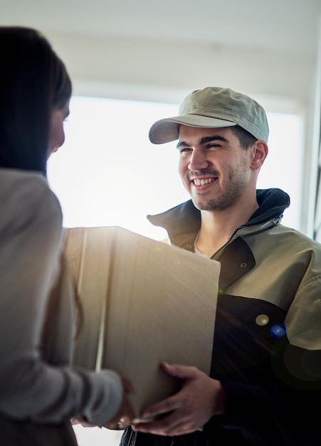 Su entrega al día siguiente ha llegado Captura recortada de un mensajero haciendo una entrega a un cliente en su casa