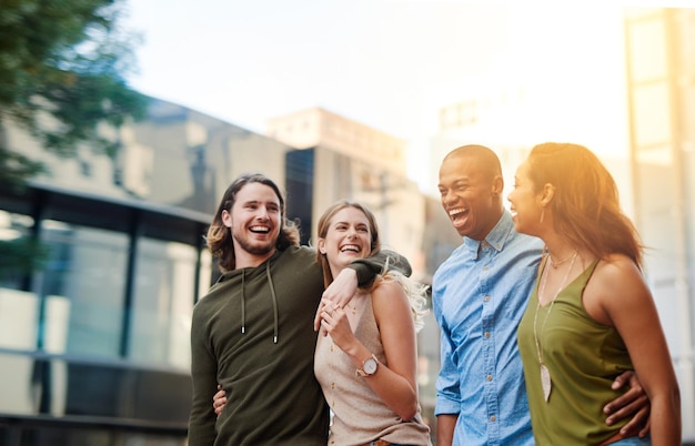 Su pareja favorita para pasar el rato Foto de dos felices parejas jóvenes paseando juntas por la ciudad