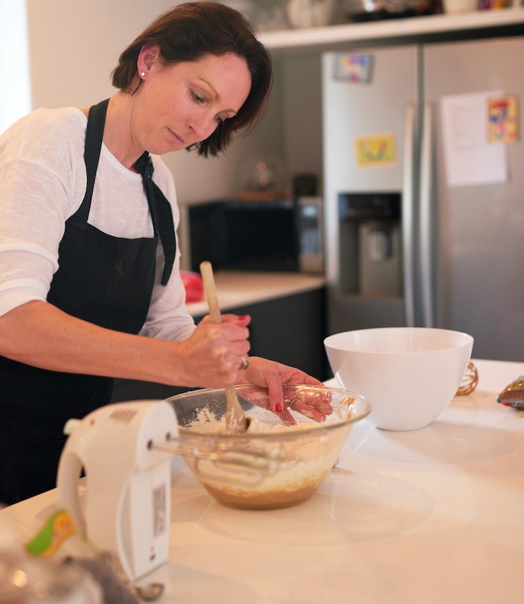 Foto su receta favorita nunca le falla toma de una mujer mezclando ingredientes en la cocina de su casa
