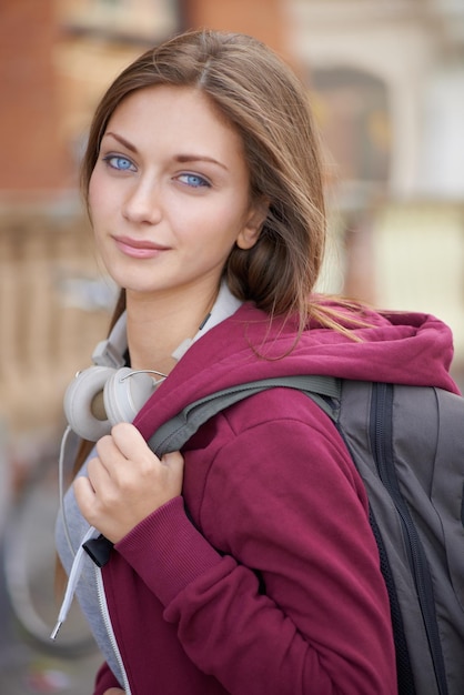 Su sonrisa es magnética. Una hermosa joven que se gira para regalarte una dulce sonrisa.