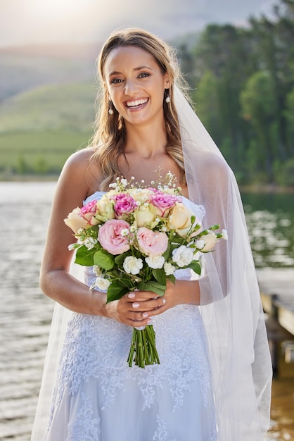 Su sonrisa está brillando un poco más hoy. Retrato recortado de una atractiva joven novia afuera el día de su boda.