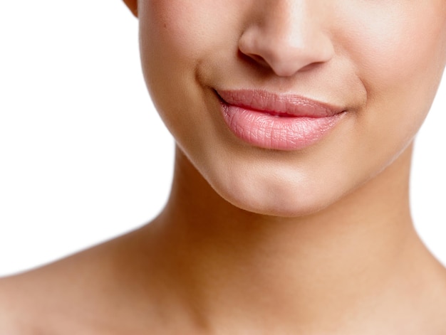 Su sonrisa puede encantar a cualquiera Foto de estudio de primer plano de la boca de una mujer joven y hermosa