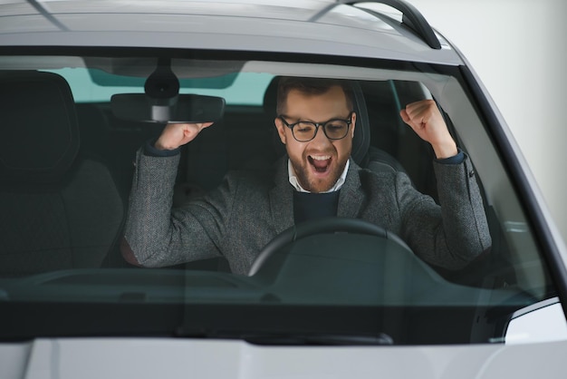 Su verdadero amor Retrato de un hombre maduro sonriendo felizmente sentado en un auto nuevo
