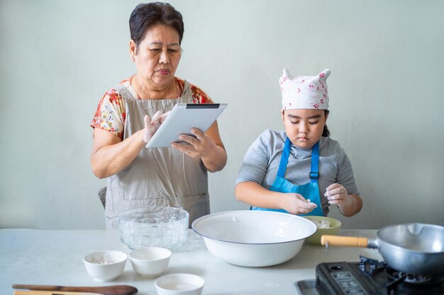 Sua avó está usando um tablet para ver o processo