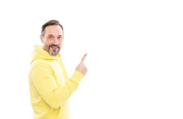 Sua publicidade aqui conselheiro homem em cara adulto com capuz amarelo anunciando moda esportiva casual masculina