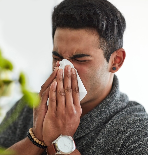 Sua temporada de gripe Foto recortada de um jovem que sofre de alergias