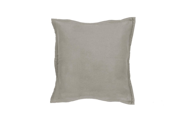 Suave almohada decorativa gris lino aislado sobre fondo blanco.