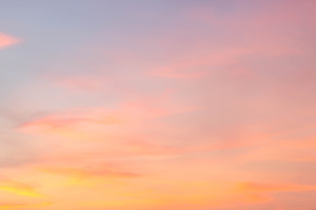 Suave cielo nublado al atardecer