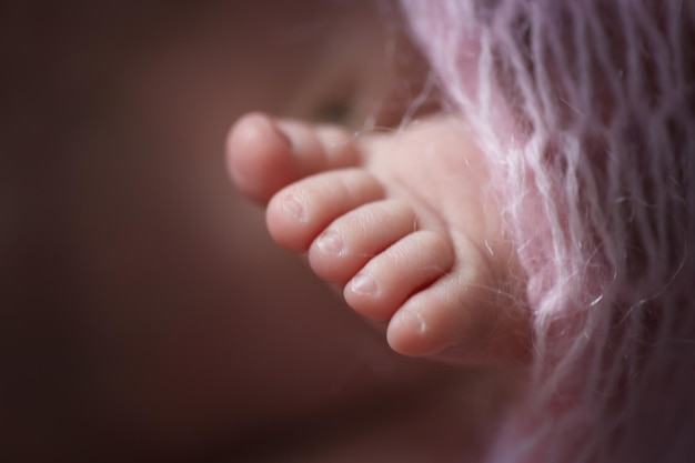 Foto suave dedos y pies bebé recién nacido primer plano