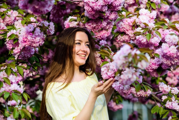 Suave e macia Flor linda e beleza feminina Mulher na flor da primavera Cosméticos naturais para a pele Paraíso floral Loja de flores Garota na flor da flor de cerejeira Árvore de sakura florescendo