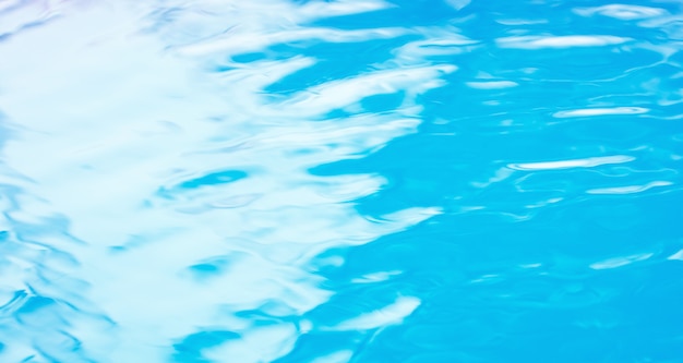 Foto el suave fondo de agua azul natural con extracto de bokeh en el mar o el océano, vintage y suave desenfoque de color.