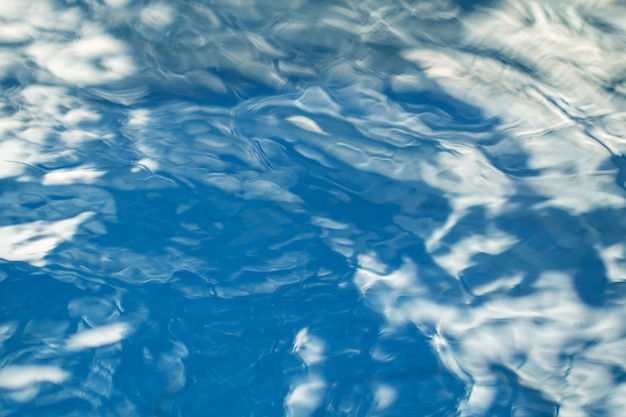 El suave fondo de agua azul natural.