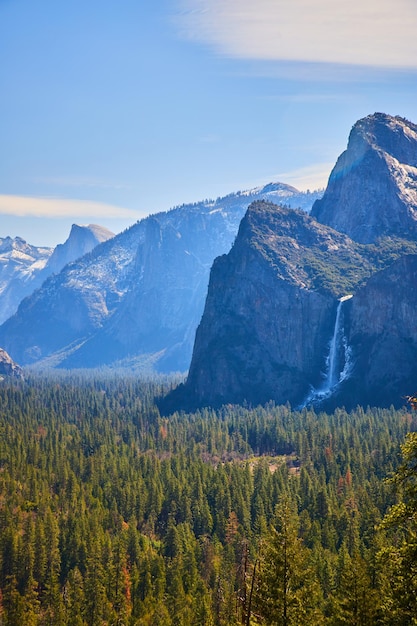 Foto suave luz matinal sobre el valle de yosemite en las cataratas de bridalveil con media cúpula en la distancia