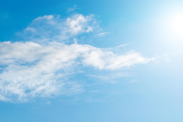 Suave nube blanca en el cielo brillante