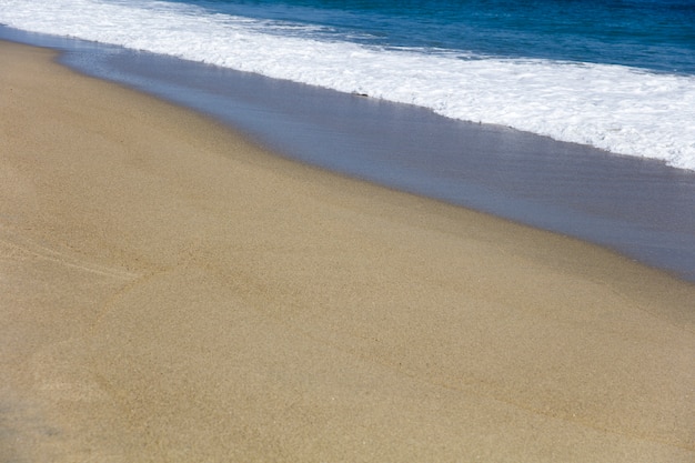 Suave ola hermosa del mar Caribe en la playa de arena
