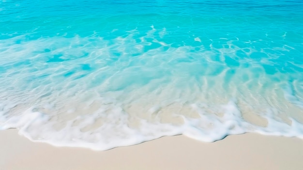 Suave ola del mar en el fondo de verano de la playa de arena