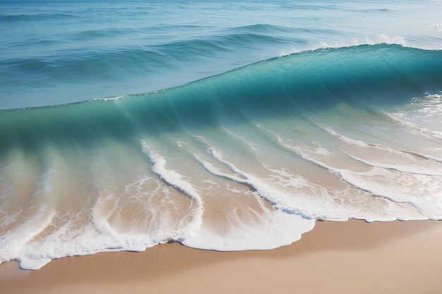 La suave ola del océano azul en la playa de arena