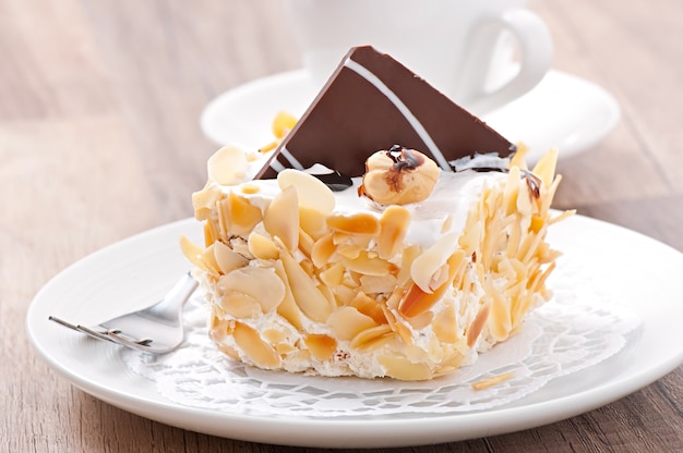 Suave pastel de almendras con crema batida y chocolate