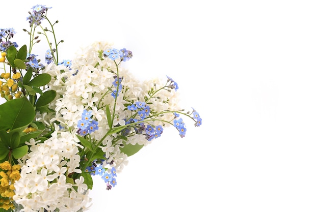 Suave ramo de flores de primavera aislado sobre fondo blanco composición de primavera