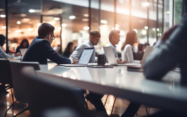 Suave turva de pessoas reunidas à mesa, empresários conversando em um escritório moderno