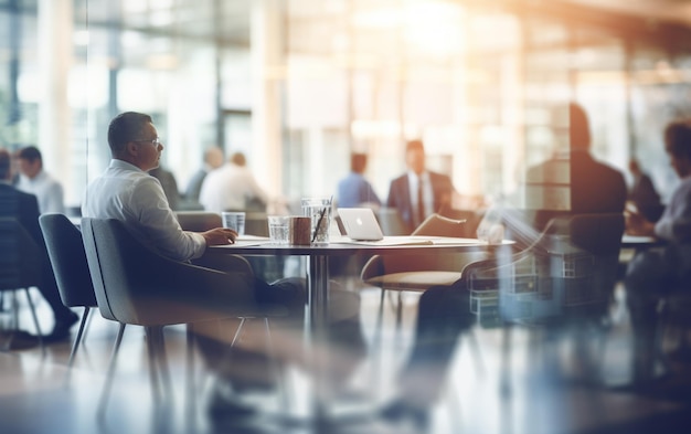 Suave turva de pessoas reunidas à mesa, empresários conversando em um escritório moderno