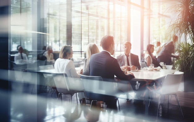 Suave turva de pessoas reunidas à mesa, empresários conversando em um escritório moderno