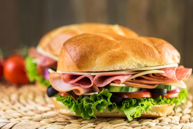 Sub sanduíche com legumes frescos, carne de almoço e queijo no pão hoagie.