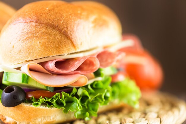 Sub sanduíche com legumes frescos, carne de almoço e queijo no pão hoagie.