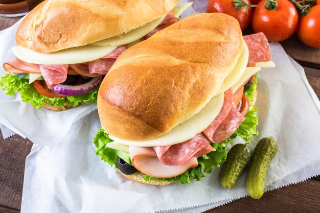 Sub sanduíche com legumes frescos, carne de almoço e queijo no pão hoagie.