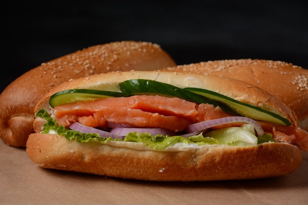 Sub sanduíche de baguete com salmão, cebola, pepino, alface