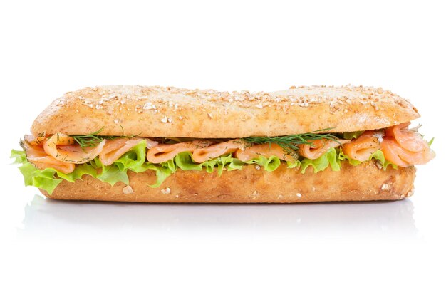 Sub sándwich baguette de granos enteros con salmón ahumado lateral de pescado aislado en blanco