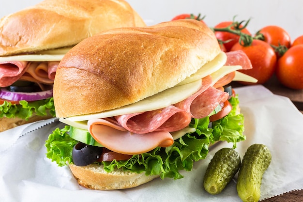 Sub-Sandwich mit frischem Gemüse, Fleisch und Käse zum Mittagessen auf Hoagie-Brötchen.