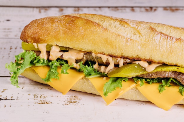 Sub sandwich con queso y pepinillos