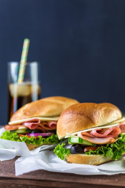 Sub sándwich con verduras frescas, fiambrera y queso en hoagie roll.