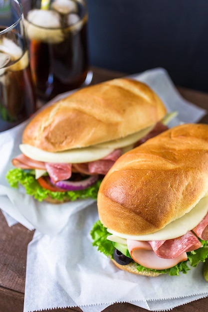 Sub sándwich con verduras frescas, fiambrera y queso en hoagie roll.